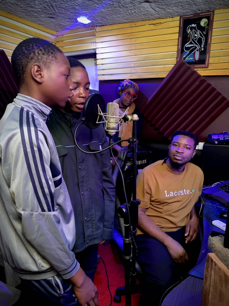 WhatsApp-Image-2026-07-27-at-11.23.13-1 Un tour en studio avec EBE
